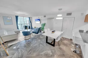 Iconic High floor 3 bedrooms in the heart of Miami - Image 2