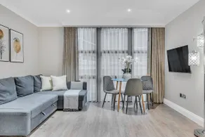 Modern One-Bedroom Apartment with A/C, Farringdon - Image 2