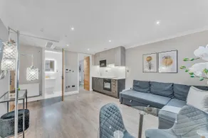 Modern One-Bedroom Apartment with A/C, Farringdon - Image 3