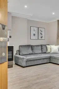 Modern One-Bedroom Apartment with A/C, Farringdon - Image 5