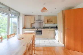 Spacious 1 Bedroom rental unit in West London - Image 4