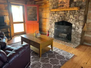 Cozy, private, 1 bedroom cabin w/beautiful view - Image 3