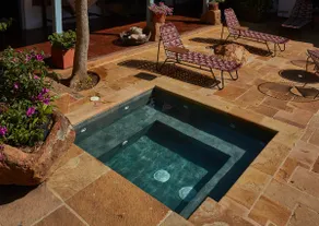Spacious house with pool - Image 3