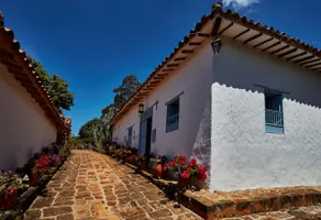 Spacious house with pool - Image 5