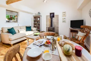 The Hayloft at Walnut Farm, Kingscote, Cotswolds - Image 3
