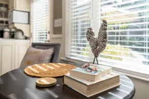 Luxurious Downtown Guest Cottage / 2 Beds / Garden Oasis - Image 4