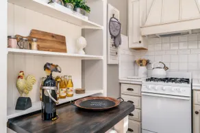 Luxurious Downtown Guest Cottage / 2 Beds / Garden Oasis - Image 3