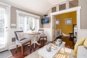 Luxurious Downtown Guest Cottage / 2 Beds / Garden Oasis - Image 5