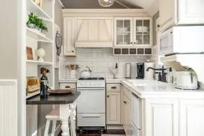 Luxurious Downtown Guest Cottage / 2 Beds / Garden Oasis - Image 2