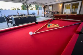 Riverside Downtown: Cozy Home with Fire pit&Games - Image 4