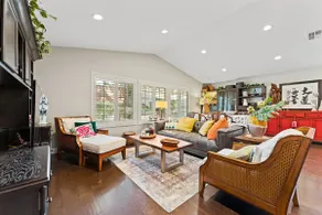 10% off Cozy 4-bedroom house with hardwood floor - Image 4