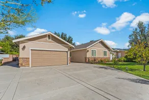 10% off Cozy 4-bedroom house with hardwood floor - Image 2