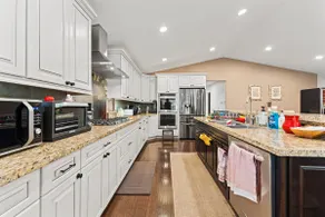 10% off Cozy 4-bedroom house with hardwood floor - Image 5