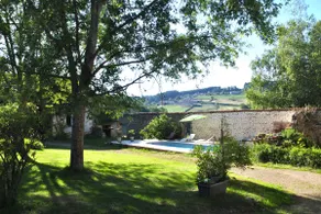 Warm peaceful oasis with summer pool - Image 4