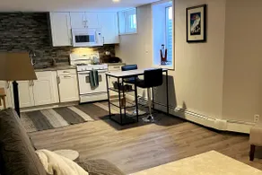 Cozy 1-bedroom apartment with private entrance - Image 4
