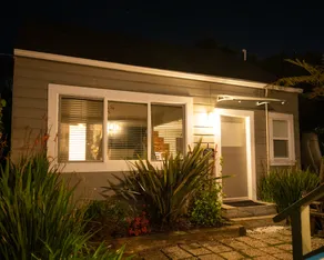 2BR Cottage-Private Entrance-Free Parking-Transit - Image 5