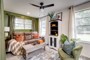 😍Spacious modern 2bedroom home w/ free parking- Located in the medical district! - Image 3