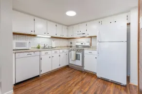 Beautiful, 2 bedroom condo - Image 2