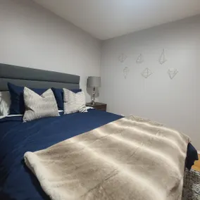Spacious 3 Bedroom Private Suite with 5 beds! - Image 2