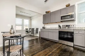 Light and bright 3BD duplex in Avondale, Chicago - Image 2