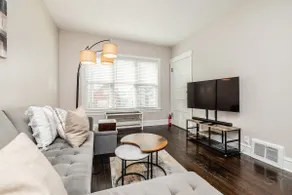 Light and bright 3BD duplex in Avondale, Chicago - Image 3