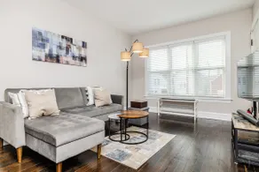 Light and bright 3BD duplex in Avondale, Chicago - Image 5