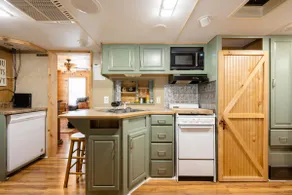 Rustic home in resort community - Image 4