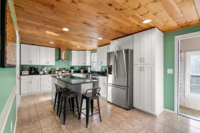 Large 3 floor Townhome with Patio, Backyard and Sauna - Image 4