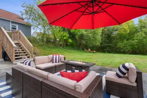 Large 3 floor Townhome with Patio, Backyard and Sauna - Image 2