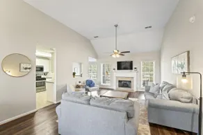 Gorgeous, updated 4 bedroom home that sleeps 10! - Image 5