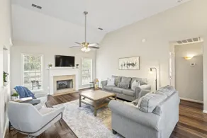 Gorgeous, updated 4 bedroom home that sleeps 10! - Image 4