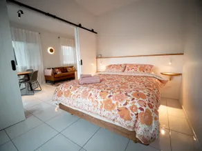 Retro Luxe Beachfront Apartment - Image 4