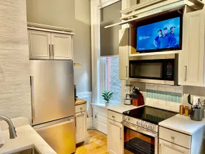 Designer's historic hideaway. Prime Location! - Image 4