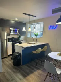 Modern Loft Apt in Historic Building/Free Parking - Image 2