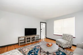 Elegant 1 Bedroom Apartment with Private Parking - Image 3