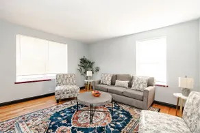 Elegant 1 Bedroom Apartment with Private Parking - Image 2
