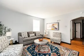 Elegant 1 Bedroom Apartment with Private Parking - Image 4