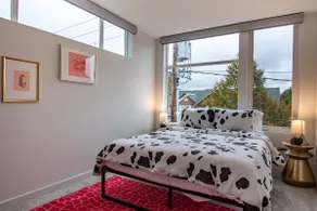 Modern 3 Bedroom Townhouse w/ Private Rooftop - Image 4
