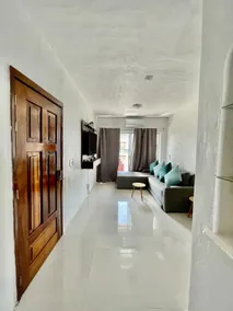 Apartment with a pool and beach club - Image 4