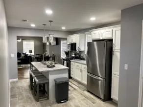 RON'S HOUSE: Cozy & Charming in Revitalizing Area - Image 2
