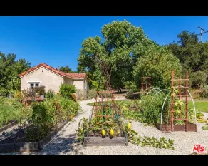Adorable 2 bedroom guesthouse-Italian villa style - Image 3