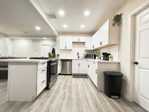 New 3 BR, Gated Parking, Sleep 8, Walk to BLVD - Image 4