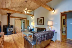Upgraded 4-Bedroom, 4 Season Lakefront Cottage - Image 3