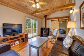 Upgraded 4-Bedroom, 4 Season Lakefront Cottage - Image 4