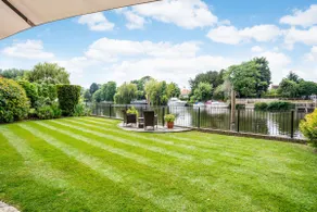 Riverside 4 Bedroom House Wraysbury Staines - Image 3