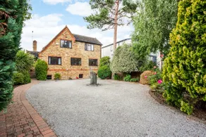 Riverside 4 Bedroom House Wraysbury Staines - Image 2
