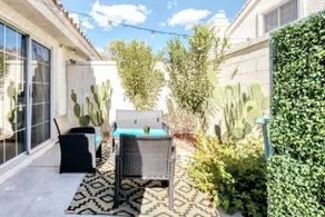 Modern 3 Bedroom Townhome by the Strip Sleeps 8 - Image 4