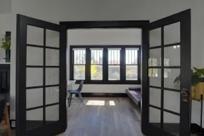 Bright spacious 2 bedroom house next to hospital - Image 5