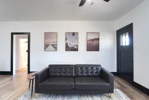 Bright spacious 2 bedroom house next to hospital - Image 2