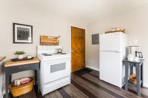 Stylish BoHo Mid-Century Aptmnt -Downtown Sycamore - Image 5